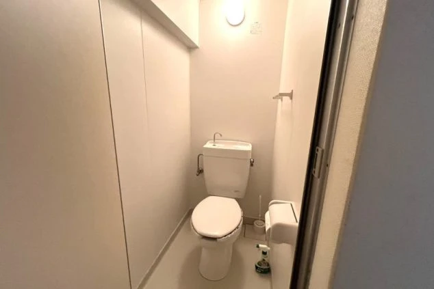 リゾートバイトのカップル寮にあるトイレ。清潔感があり、プライベートな空間で利用できる設備の画像。