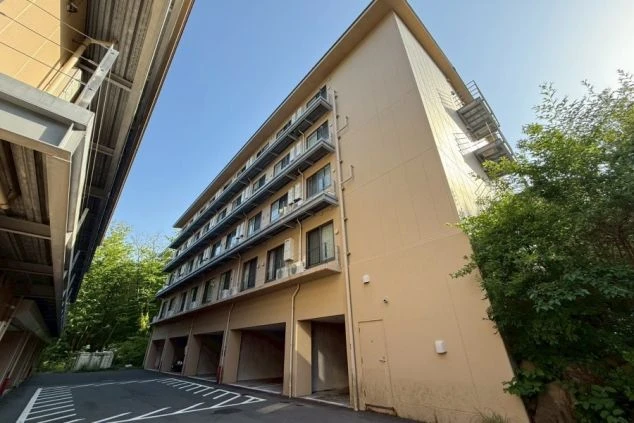 箱根の旅館でリゾートバイトするスタッフが住む寮の外観の画像。