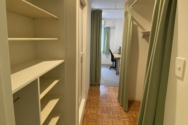 箱根強羅の旅館でリゾートバイトするスタッフが住む寮の廊下の収納の画像。