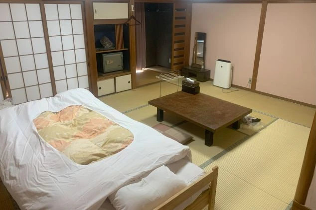 リゾートバイトの個室寮の和室。畳敷きの部屋に布団が敷かれ、テレビや安全金庫が備え付けられた、プライベート空間が確保された寮の画像