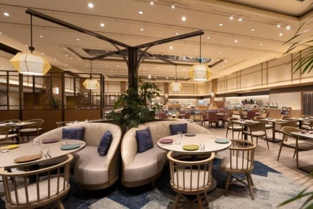 木をモチーフにした柱や、おしゃれな照明が特徴的なレストラン。デザイン性の高いスタイリッシュな空間で、食事を楽しむことができます。