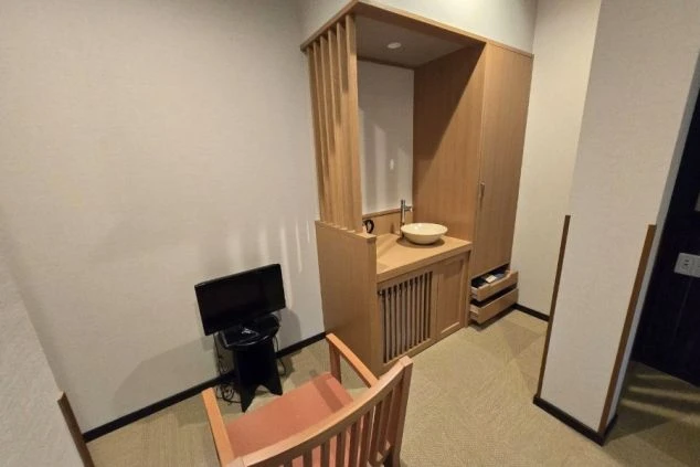 稲住温泉のホテルでリゾートバイトするスタッフが住む客室寮の画像。デスクなど。