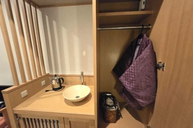 稲住温泉のホテルでリゾートバイトするスタッフが住む客室寮の独立洗面台とクローゼットの画像。