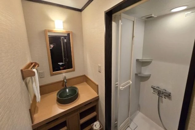 稲住温泉のホテルでリゾートバイトするスタッフが住む客室寮の独立洗面台とシャワールームの画像。