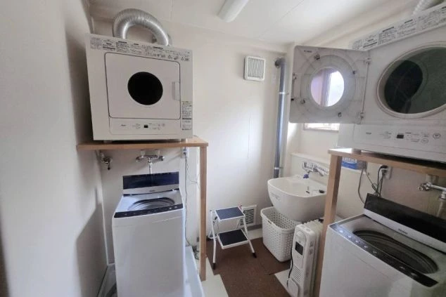 稲住温泉のホテルでリゾートバイトするスタッフが住む客室寮の洗濯機の画像。