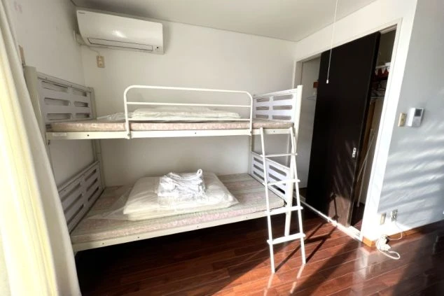リゾートバイトの相部屋寮の寝室の画像