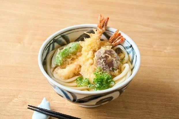 大阪・梅田のランドマーク「HEP FIVE」の赤い観覧車と、スタイリッシュな「梅田」のオブジェ。都会的な雰囲気が漂う、人気の待ち合わせスポットです。