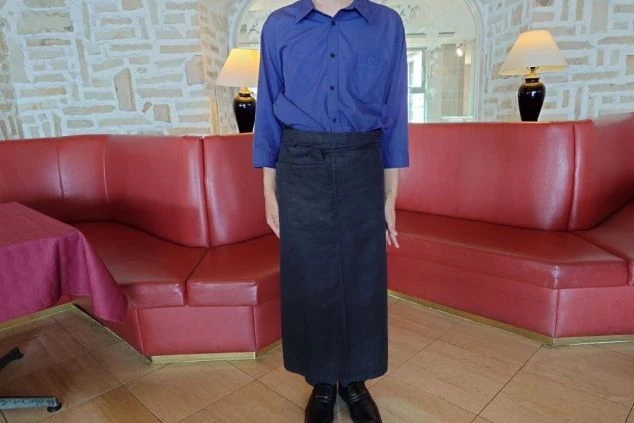 レストランで働く男性の制服。青いシャツに黒のサロンを巻いたスタイル。