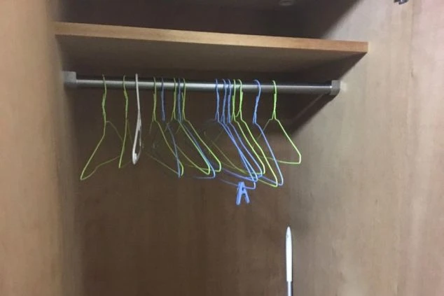 リゾートバイトの相部屋寮の部屋にあるハンガーラックの画像。