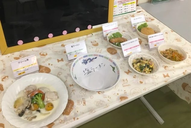 従業員食堂のメニュー例の画像。