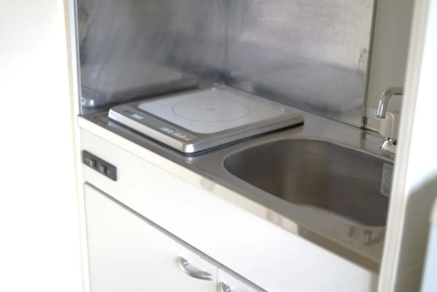 宮古島のホテルでリゾートバイトするスタッフが住む寮のキッチンの画像。IH完備。