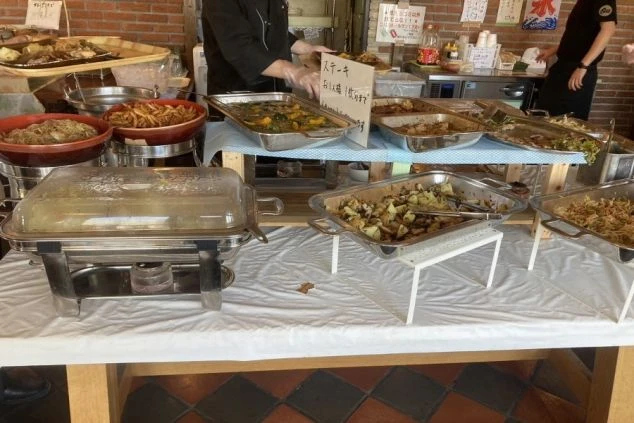 リゾートバイトのバイキング形式のまかないの画像。