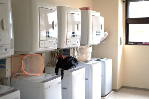 宮古島のホテルでリゾートバイトするスタッフが住む寮の洗濯機の画像。
