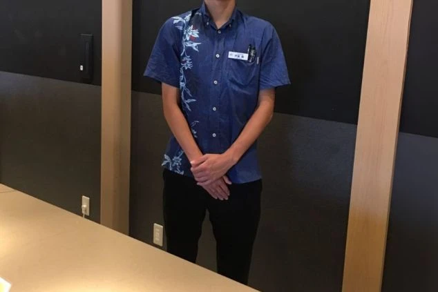 宮古島のホテルの男性の制服画像。かりゆしと黒スラックス。