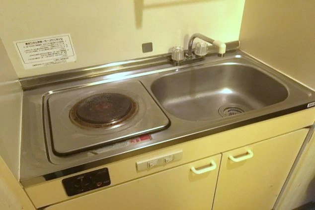 リゾートバイトの相部屋寮の部屋にあるキッチンの画像。