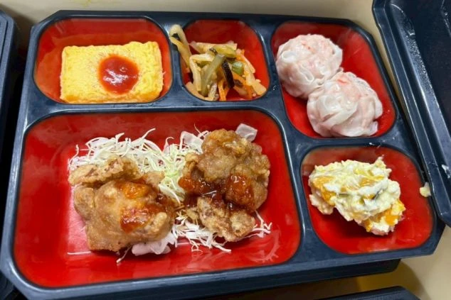 まかない。唐揚げ、卵焼き、焼売などのおかずがバランス良く並んでいる。