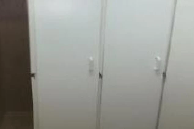  リゾートバイトの寮にあるロッカー。白い扉のロッカーが並んでいます。