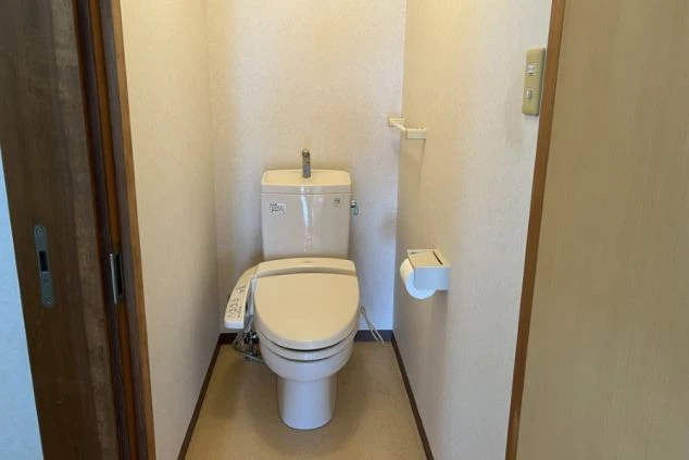 リゾートバイトの個室寮にある温水洗浄便座付きのトイレ。清潔感があり、プライベートな空間で利用できる設備の画像。