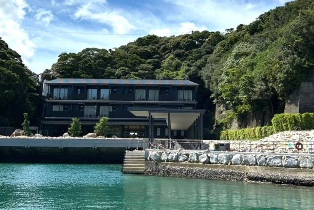 夕暮れの海に浮かぶ、ホテル専用の送迎フェリー。ホテルや島でのリゾートバイトで、通勤や移動手段が提供されることを示すワクトリスタッフが撮影したオリジナル画像。