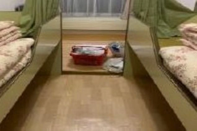 リゾートバイトの寮の室内。2つのベッドが見え、布団が敷かれています。