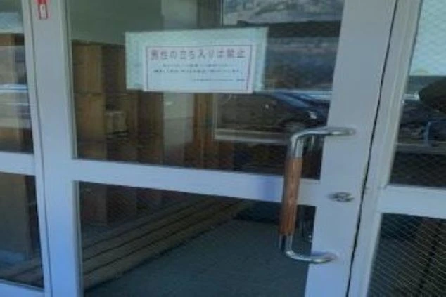 リゾートバイトの寮の入り口。扉に貼り紙が見えます。