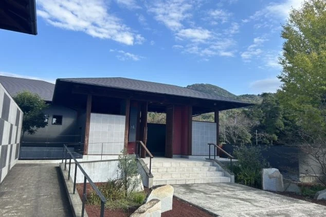 現代的で和風の高級旅館のエントランス。