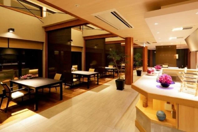 木目調で落ち着いた雰囲気のレストラン。お客様がゆったりと食事を楽しめる空間。