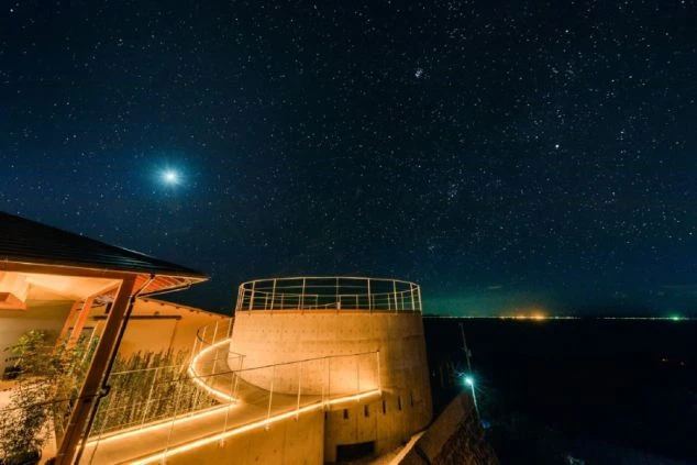 満天の星空が広がる夜空。高台にある施設で、夜景が美しいロケーション。