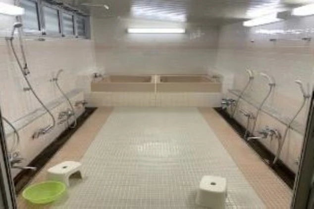 志賀高原プリンスホテルのリゾートバイトスタッフが利用する大浴場。シャワーブースが複数並んでおり、浴槽も2つあります。