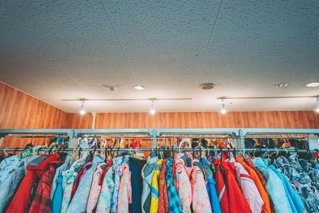 カラフルなスキーウェアがラックにたくさん掛かっている。