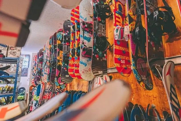 カラフルなスノーボードが壁に沿ってたくさん展示されている。
