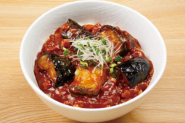 リゾートバイトの食事、まかないを表現するイメージ画像。ご飯の上にマーボーナスが乗った丼もの。