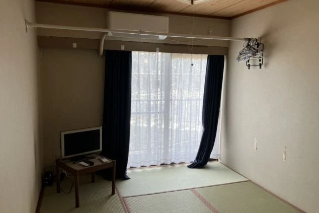 リゾートバイトの個室寮の和室。畳敷きの部屋にテレビとエアコンが備え付けられ、落ち着いた雰囲気で過ごせる部屋の画像。