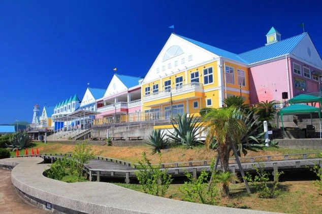 和風の重厚な雰囲気が漂う温泉旅館の外観。エントランスには車寄せがあり、リゾートバイトで温泉地での仕事や、落ち着いた雰囲気の旅館で働きたい方に魅力的な画像。