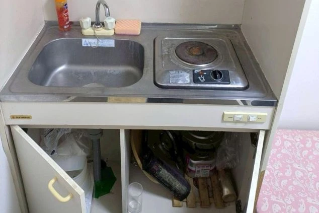 リゾートバイト個室寮のミニキッチン。自室にコンロとシンクがあり、プライバシーを守りながら自炊もできる環境。