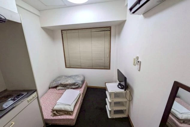 リゾートバイトの完全個室寮。ベッド、テレビ、エアコン完備で、入居した日から快適に過ごせる居住空間。