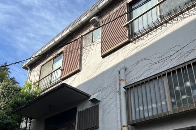 リゾートバイト住み込み求人の個室寮外観。自然に囲まれた静かな環境で、落ち着いて生活できるアパートタイプのスタッフ寮。