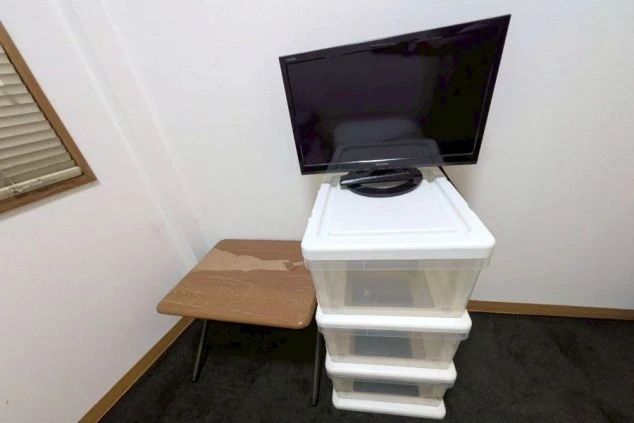 リゾートバイト個室寮の家電。テレビや収納家具があらかじめ揃っており、カバン一つで住み込み生活を開始可能。