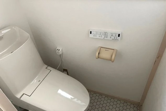 リゾートバイト寮の清潔なトイレ設備。温水洗浄便座完備で、毎日の住み込み生活もストレスなく快適に過ごせる居住スペック。