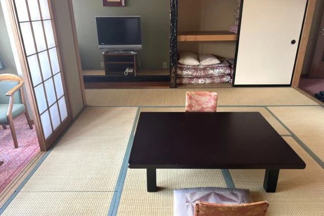 リゾートバイト寮の部屋内のテーブル、TVなどの画像。