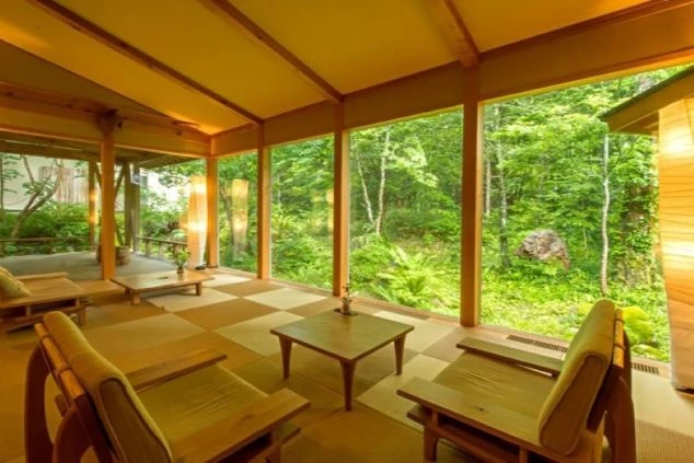 岐阜県でのリゾートバイト募集画像。「旅館の温泉無料」「語学スキルを活かせる職場」といった、この求人の魅力が書かれています。