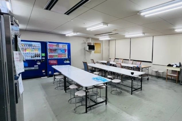 ワクトリスタッフが撮影したメルキュール京都宮津リゾート&スパのスタッフ用共用部・自販機と机