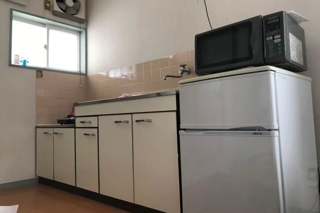 鬼怒川温泉でリゾートバイトするスタッフが住む寮のキッチンの画像。