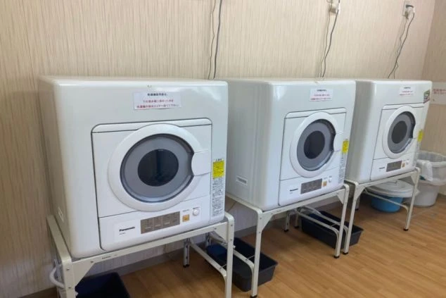 鬼怒川温泉でリゾートバイトするスタッフが住む寮の洗濯機の画像。