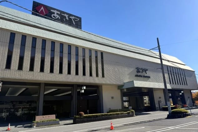 晴天の日に撮影した栃木県鬼怒川エリアにある大型ホテルの外観画像。