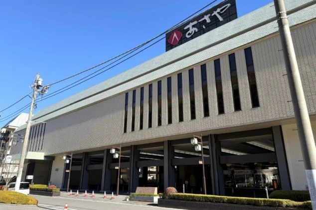 晴天の日に撮影した栃木県鬼怒川エリアにある大型ホテルの外観画像。