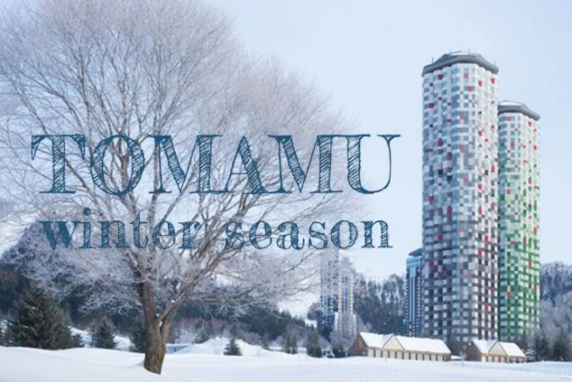 雪景色の中に立つ、特徴的なデザインのホテルが写った画像。「TOMAMU winter season」の文字があり、冬のリゾートバイトを募集する広告のイメージ。