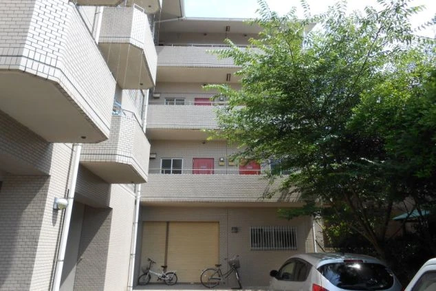 リゾートバイトの個室寮の外観画像。複数階建てで、自転車置き場もある。