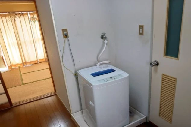 リゾートバイト寮内に設置された洗濯機の画像。生活に必要な設備が完備されている。