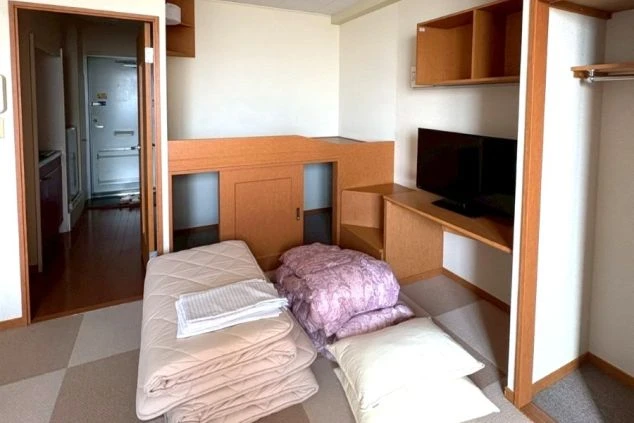 リゾートバイトの個室寮室内。ロフトベッドやテレビ、デスク完備で、機能的かつ快適に過ごせる居住空間。